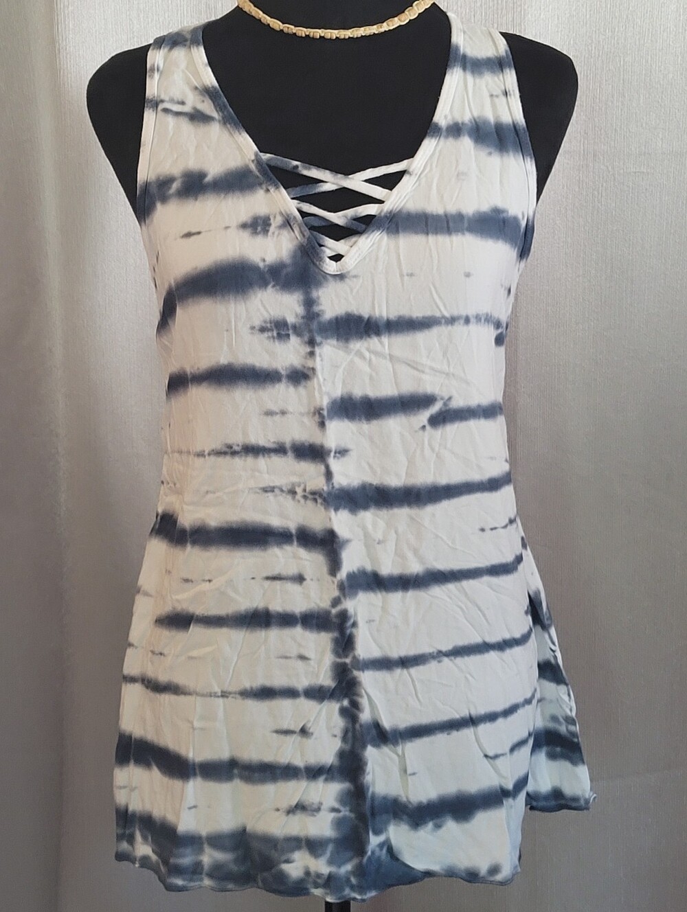 Sleeveless Crisscross Tie-Dye Tank Top in White and Navy